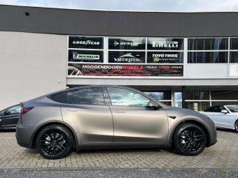 1AV ZX11 BLACK IN 20 INCH GEMONTEERD ONDER EEN TESLA MODEL Y