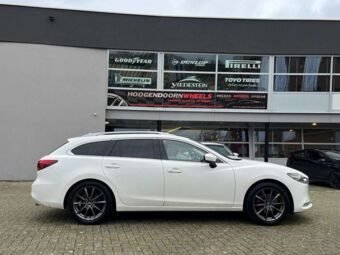 ADVANTI CENTURIO GM IN 18 INCH MATT GUN METAL GEMONTEERD ONDER EEN MAZDA 6