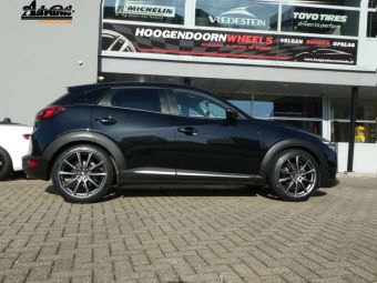 ADVANTI RACING WHEELS CENTURIO GM IN 19 INCH GEMONTEERD ONDER EEN MAZDA CX3