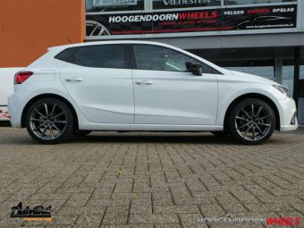 ADVANTI VELGEN CENTURIO GM ANTRACIET IN 17 INCH MET WINTERBANDEN GEMONTEERD ONDER EEN VW POLO 