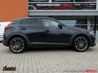 ADVANTI CENTURIO GM ANTRACIET IN 19 INCH GEMONTEERD ONDER EEN MAZDA CX 3 