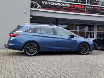 ADVANTI CENTURIO MATT GUN METAL IN 18 INCH GEMONTEERD ONDER EEN OPEL ASTRA