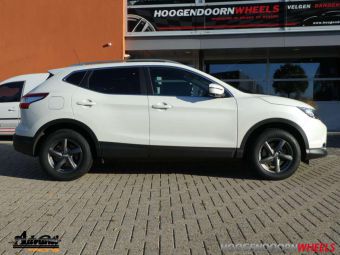 ADVANTI VELGEN NEPA MGM ANTRACIET IN 17 INCH MET WINTERBANDEN GEMONTEERD ONDER EEN NISSAN QASHQAI