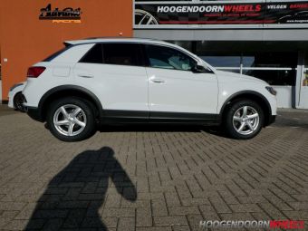 ADVANTIE VELGEN NEPA SILVER IN 16 INCH MET WINTERBANDEN GEMONTEERD ONDER EEN VW T-ROC 