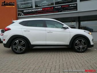 ADVANTIE VELGEN RACCOON IN ZWART GEPOLIJST IN 19 INCH INCL TPMS SENSOREN ONDER EEN HYUNDAI TUCSON 