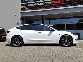 AEZ STEAM MATT GRAPHITE IN 20 INCH GEMONTEERD ONDER EEN TESLA MODEL 3