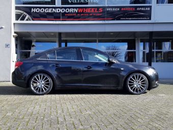 AEZ STEAM 19 INCH MATT GRAPHITE POLISHED GEMONTEERD ONDER EEN CHEVROLET CRUZE 