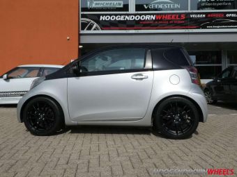 ALUTEC VELGEN MONSTR ZWART IN 17 INCH GEMONTEERD ONDER EEN TOYOTA IQ