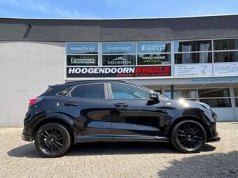 ALUTEC MONSTR MATT BLACK IN 17 INCH GEMONTEERD ONDER EEN FORD PUMA