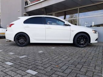 ALUTEC MONSTR MATT BLACK IN 18 INCH GEMONTEERD ONDER EEN MITSUBISHI LANCER 