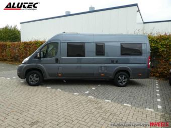 ALUTEC VELGEN GRIP T 16 INCH ANTRACIET GEMONTEERD MET CAMPERBANDEN 4 SEIZOENEN ONDER EEN CITROEN CAMPER JUMPER