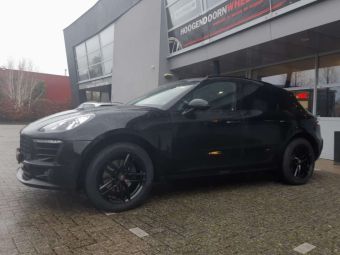 ALUTEC VELGEN IKENU 19 INCH BREEDSET BLACK GEMONTEERD ONDER EEN PORSCHE MACAN