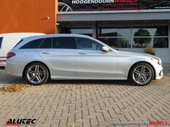 ALUTEC VELGEN M10 IN 18 INCH GEMONTEERD INCL TPMS SENSOREN ONDER EEN MERCEDES C KLASSE MET WINTERBANDEN