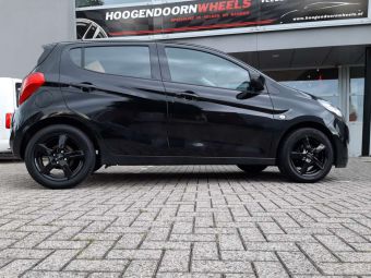 ANZIO VELGEN SPRINT IN BLACK IN 15 INCH GEMONTEERD ONDER EEN OPEL KARL