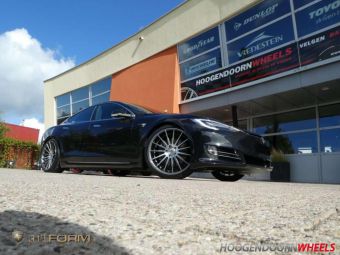 ART FORM AF401 VELGEN IN 21 INCH BREEDSET 9.0 J EN ACHTER 10.5 J GEMONTEERD ONDER EEN TESLA MODEL S 