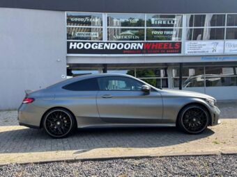 ART-FORM AF-801 FLAT BLACK POLISHED  IN 20 INCH GEMONTEERD ONDER EEN MERCEDES C-KLASSE