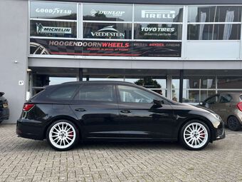 ATS STREETRALLYE WHITE IN 18 INCH GEMONTEERD ONDER EEN SEAT LEON ST