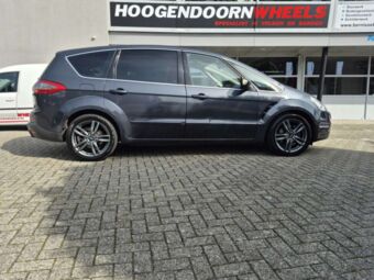 ATS EVOLUTION IN 18 INCH DARK GREY GEMONTEERD ONDER EEN FORD S-MAX