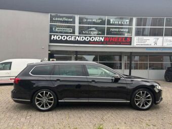 AUTEC ASTANA TITANIUM SILVER POLISHED IN 18 INCH GEMONTEERD ONDER EEN VOLKSWAGEN PASSAT