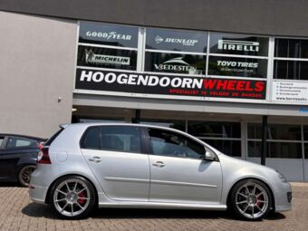 AUTEC CLUBRACING HYPER SILVER IN 18 INCH GEMONTEERD ONDER EEN VOLKSWAGEN GOLF V