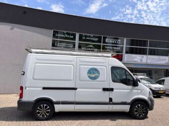 AUTEC KISO BLACK POLISHED IN 16 INCH GEMONTEERD ONDER EEN RENAULT MASTER