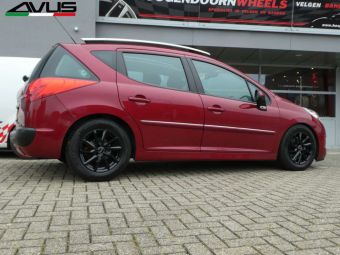 AVUS AC-518 BLACK IN 15 INCH ONDER EEN PEUGEOT 207 CC GEMONTEERD 