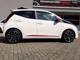 AVUS AC-518 BLACK POLISHED IN 16 INCH ONDER EEN TOYOTA AYGO GEMONTEERD 