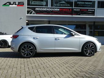 AVUS RACING AC-518 BLACK POLISHED IN 17 INCH GEMONTEERD ONDER EEN SEAT LEON 