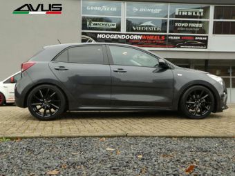 AVUS RACING VELGEN AC 518 BLACK IN 17 INCH GEMONTEERD ONDER EEN KIA RIO 