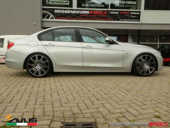 AVUS VELGEN AC-MB5 ZWART GEPOLIJST 19 INCH 225 VOOR EN 255 ACHTER GEMONTEERD ONDER EEN BMW 3 SERIE 