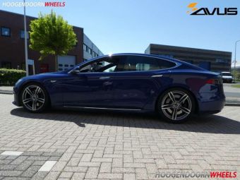 AVUS VELGEN AC MB3 IN BREEDSET ANTRACIET GEPOLIJST 19 INCH ONDER EEN TESLA MODEL S 