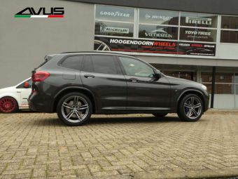 AVUS VELGEN AC-MB3 BREEDSET MET WINTERBANDEN IN 20 INCH GEMONTEERD ONDER EEN BMW X3