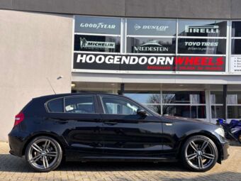 AVUS AC-MB3 ANTHRACITE IN 18 INCH GEMONTEERD ONDER EEN BMW 1 SERIE