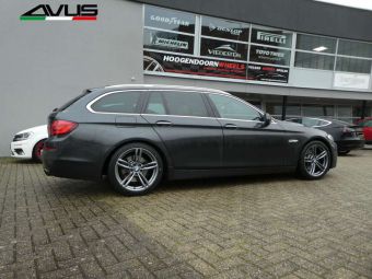 AVUS MB3 ANTRACIET 19 INCH VELGEN MET WINTERBANDEN GEMONTEERD ONDER EEN BMW 5 SERIE 