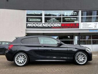 AVUS AC-MB4 HYPER SILVER IN 18 INCH GEMONTEERD ONDER EEN BMW 1 SERIE