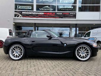 AVUS AC-MB4 HYPER SILVER IN 19 INCH BREEDSET GEMONTEERD ONDER EEN BMW Z4 (E85)