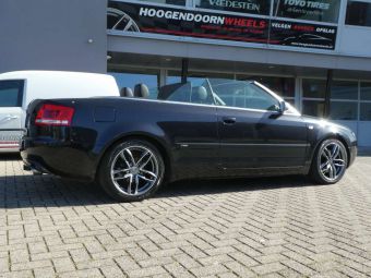 AVUS RACING AF16 ANTRACIET GEPOLIJST 17 INCH GEMONTEERD ONDER EEN AUDI A4