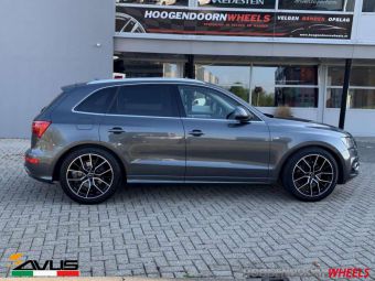 AVUS VELGEN DEDICATED AUDI ( OEM LOGO ) ZWART GEPOLIJST IN 20 INCH GEMONTEERD ONDER EEN AUDI Q5