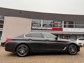 AVUS AF19 BLACK POLISHED IN 18 INCH GEMONTEERD ONDER EEN BMW 5 SERIE