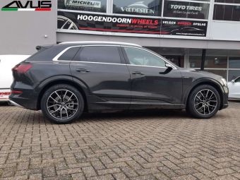 AVUS WHEELS AF18 ZWART GEPOLIJSTE VELGEN IN 20 INCH GEMONTEERD MET WINTERBANDEN ONDER AUDI E-TRON 