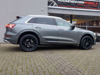 AVUS WHEELS AF18 BLACK IN 20 INCH MET WINTERBANDEN GEMONTEERD ONDER EEN AUDI E-TRON