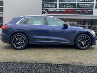 AVUS WHEELS AF18 BLACK POLISHED IN 20 INCH MET WINTERBANDEN GEMONTEERD ONDER EEN AUDI E-TRON