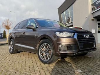 AVUS RACING AF18 ANTRACIET GEPOLIJST IN 19 INCH MET WINTERBANDEN GEMONTEERD ONDER EEN AUDI Q7 