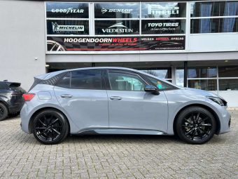 AVUS AC-518 BLACK IN 19 INCH GEMONTEERD ONDER EEN CUPRA BORN