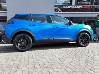 AVUS RACING AC-518 BLACK IN 16 INCH GEMONTEERD ONDER EEN PEUGEOT 2008