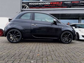 AVUS RACING AC 518 BLACK 17 INCH VELGEN GEMONTEERD ONDER EEN FIAT 500 