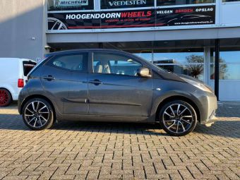 AVUS RACING VELGEN AC 518 BLACK POLISHED IN 16 INCH GEMONTEERD ONDER EEN TOYOTA AYGO 