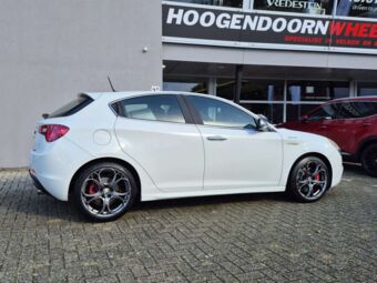 AVUS AC-520 ANTHRACITE IN 18 INCH GEMONTEERD ONDER EEN ALFA ROMEO CIULIETTA