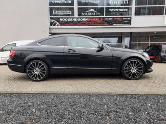 AVUS RACING VELGEN AC-M07 IN BLACK POLISHED EN IN 19 INCH GEMONTEERD ONDER EEN MERCEDES C KLASSE