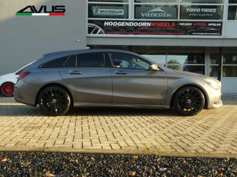 AVUS RACING AC M07 BLACK 18 INCH MET WINTERBANDEN GEMONTEERD EEN MERCEDES CLA SHOOTING BREAK 